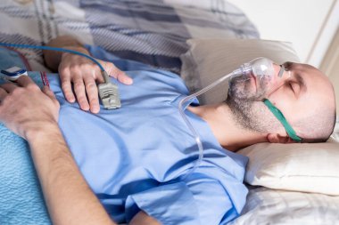 Kablosuz kulaklıklı olumlu genç adam, 60 'ların eski klasik radyosunu dinlerken mutlu bir şekilde müzik, podcast, Retro estetik