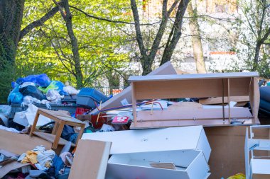 Vintage kamera, eski mektuplar, siyah ve beyaz fotoğraflar, aile köklerinin görüntülerde izlenmesi, analog fotoğrafçılık, ataya yolculuk, hatıralar filmde korunmuş, nostaljik cazibe, yazışmalar.