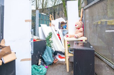 Vintage kamera, eski mektuplar, siyah ve beyaz fotoğraflar, aile köklerinin görüntülerde izlenmesi, analog fotoğrafçılık, ataya yolculuk, hatıralar filmde korunmuş, nostaljik cazibe, yazışmalar.