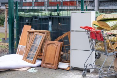 Vintage kamera, eski mektuplar, siyah ve beyaz fotoğraflar, aile köklerinin görüntülerde izlenmesi, analog fotoğrafçılık, ataya yolculuk, hatıralar filmde korunmuş, nostaljik cazibe, yazışmalar.
