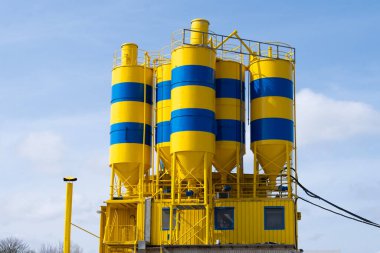 Kablolu ve standart erkek konnektörlü siyah araba anteni AM FM radyo resepsiyonu, araç ses sistemleri, arabalardaki yedek tesisatlar, kamyonlar, harici sinyal akort gerektiren tekneler.