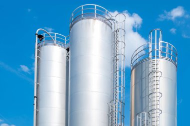 Kablolu ve standart erkek konnektörlü siyah araba anteni AM FM radyo resepsiyonu, araç ses sistemleri, arabalardaki yedek tesisatlar, kamyonlar, harici sinyal akort gerektiren tekneler.