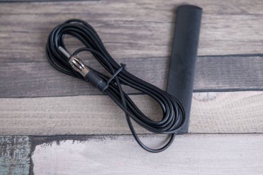 Kablolu ve standart erkek konnektörlü siyah araba anteni AM FM radyo resepsiyonu, araç ses sistemleri, arabalardaki yedek tesisatlar, kamyonlar, harici sinyal akort gerektiren tekneler.