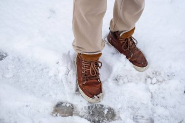 Küçük çocuk ve anne birlikte oynuyorlar, ebeveyn kızına bulmacaları birleştirmeyi öğretiyor, bulmaca çözerek bilişsel gelişim, öğrenme sürecinde ebeveynlik.