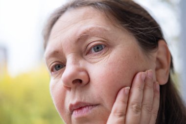 Yakın plan olgun kadın 50 yaşında, insan boynu, yerçekimsel ptosis, çift sarkık çene, Yaşlanma ve Yüz Görünümü, yaşla ilgili deri değişiklikleri, kozmetik yaşlanmayı önleme prosedürleri, cilt sıkılaştırma