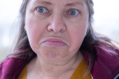 Yakın plan olgun kadın 50 yaşında, insan boynu, yerçekimsel ptosis, çift sarkık çene, Yaşlanma ve Yüz Görünümü, yaşla ilgili deri değişiklikleri, kozmetik yaşlanmayı önleme prosedürleri, cilt sıkılaştırma