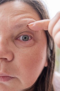 Yakın plan olgun kadın 50 yaşında, insan boynu, yerçekimsel ptosis, çift sarkık çene, Yaşlanma ve Yüz Görünümü, yaşla ilgili deri değişiklikleri, kozmetik yaşlanmayı önleme prosedürleri, cilt sıkılaştırma