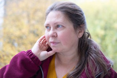 Yakın plan olgun kadın 50 yaşında, insan boynu, yerçekimsel ptosis, çift sarkık çene, Yaşlanma ve Yüz Görünümü, yaşla ilgili deri değişiklikleri, kozmetik yaşlanmayı önleme prosedürleri, cilt sıkılaştırma