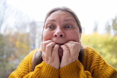 Yakın plan olgun kadın 50 yaşında, insan boynu, yerçekimsel ptosis, çift sarkık çene, Yaşlanma ve Yüz Görünümü, yaşla ilgili deri değişiklikleri, kozmetik yaşlanmayı önleme prosedürleri, cilt sıkılaştırma