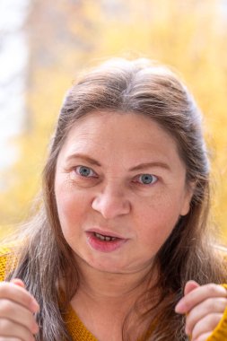 Yakın plan olgun kadın 50 yaşında, insan boynu, yerçekimsel ptosis, çift sarkık çene, Yaşlanma ve Yüz Görünümü, yaşla ilgili deri değişiklikleri, kozmetik yaşlanmayı önleme prosedürleri, cilt sıkılaştırma