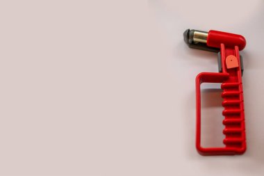 Kırmızı acil durum cam kırıcı aracı, araba pencereleri için güvenlik çekici, kurtarma ekipmanları, metal ucu, plastik kol, ışık arka planda izole edilmiş, kopyalama alanı, araç güvenlik aygıtı, yakın görüş