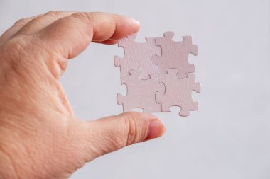 Yapboz tahtası, beyaz yapboz parçaları, problem çözme ve yaratıcı düşünme, konsept fikri, zihin düzeyi, entelektüel başarılar denemesi, takım çalışması stratejisi, birbiriyle uyumlu.