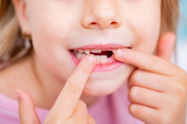 Genç kişi, oksijen tedavisi gören kız çocuk, oksijen maskesi ve parmak üzerinde nabız oksimetresi, hasta sağlık takip cihazı, pediatrik solunum tedavisi, iyileşme hastanesi, sağlık izleme