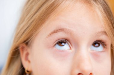 Genç kişi, oksijen tedavisi gören kız çocuk, oksijen maskesi ve parmak üzerinde nabız oksimetresi, hasta sağlık takip cihazı, pediatrik solunum tedavisi, iyileşme hastanesi, sağlık izleme