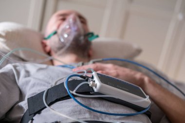 Erkek hasta oksijen burun maskesi, tanısal uyku çalışması, klinik tedavi engelleyici apne havalandırma arayüzü, tıbbi solunum izleme, sağlık hizmetleri ev donanımı, hastalık yönetimi