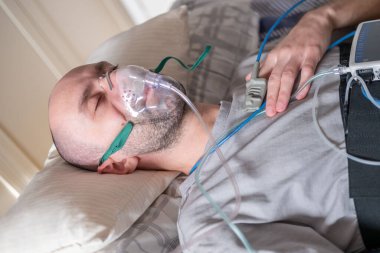 Erkek hasta oksijen burun maskesi, tanısal uyku çalışması, klinik tedavi engelleyici apne havalandırma arayüzü, tıbbi solunum izleme, sağlık hizmetleri ev donanımı, hastalık yönetimi
