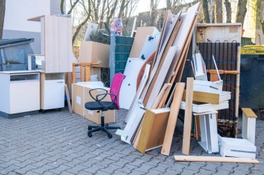 Kırık cam yüzeyde kurşun delikleri, kırık pencere suç mahalli hasarı, kırılan güvenlik engeli, camlara yayılan örümcek ağı kırıkları, mavi gökyüzü zeminine verilen hasar.