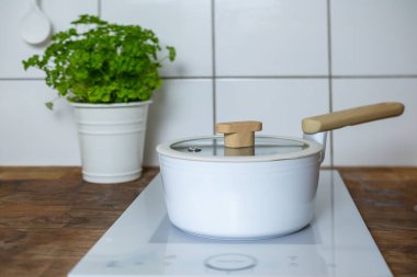 Temiz, cezbedici yatak odası temiz çarşaflar ve düzgünce katlanmış havlular, otel odasının içi, dikkat ve temizlik ile rahat ve şık konaklama, konfor bölgesi, iş gezisi