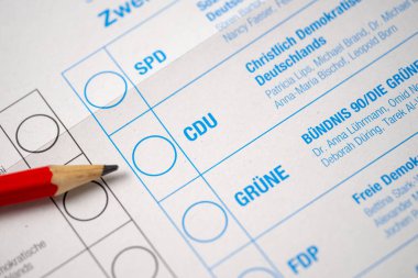 Deri çanta, erken para, mali refah, nakit tasarrufu, başarılı alışveriş ve tüketicilik, mali bağımsızlık ve kişisel zenginlik yığını çıkaran kadınların elleri