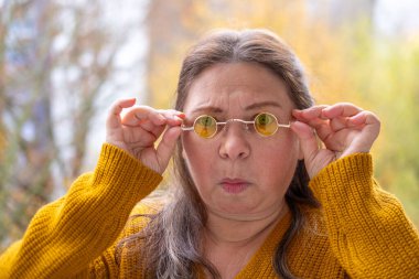 Kapalı portre şişkin gözlü olgun bir kadın, şaşırmış yüz abartılmış ifade, duygusal tepki, inançsızlık, şaşkınlık, şaşkınlık, sürpriz ve inançsız mizah, beklenmedik keşif