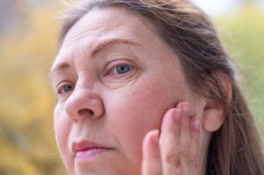 Kapalı portre şişkin gözlü olgun bir kadın, şaşırmış yüz abartılmış ifade, duygusal tepki, inançsızlık, şaşkınlık, şaşkınlık, sürpriz ve inançsız mizah, beklenmedik keşif