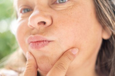 Kapalı portre şişkin gözlü olgun bir kadın, şaşırmış yüz abartılmış ifade, duygusal tepki, inançsızlık, şaşkınlık, şaşkınlık, sürpriz ve inançsız mizah, beklenmedik keşif