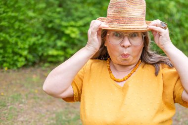 Kapalı portre şişkin gözlü olgun bir kadın, şaşırmış yüz abartılmış ifade, duygusal tepki, inançsızlık, şaşkınlık, şaşkınlık, sürpriz ve inançsız mizah, beklenmedik keşif