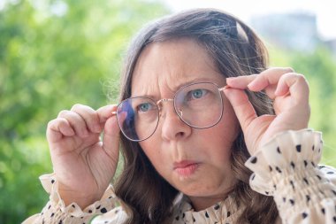 Kapalı portre şişkin gözlü olgun bir kadın, şaşırmış yüz abartılmış ifade, duygusal tepki, inançsızlık, şaşkınlık, şaşkınlık, sürpriz ve inançsız mizah, beklenmedik keşif