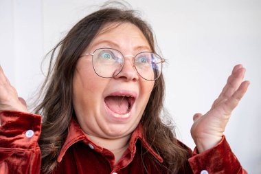 Kapalı portre şişkin gözlü olgun bir kadın, şaşırmış yüz abartılmış ifade, duygusal tepki, inançsızlık, şaşkınlık, şaşkınlık, sürpriz ve inançsız mizah, beklenmedik keşif