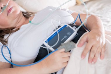 Göğüs ağrısı çeken orta yaşlı bir kadın, el kalbe baskı yapıyor. Sağlık sorunları, kalp krizi ve sıkıntı, sağlık riski, kalp yetmezliği ve acil durum kavramı