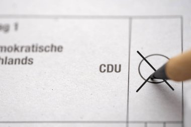 Almanya 'da seçim sırasında SPD partisinin oy çemberinde çapraz oy kullanma, demokratik oylama süreci, vatandaşların siyasete katılımı, sosyal demokratik seçim ve vatandaşlık sorumluluğu