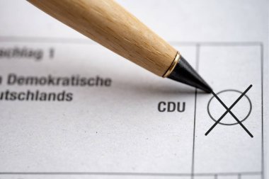 Almanya 'da seçim sırasında SPD partisinin oy çemberinde çapraz oy kullanma, demokratik oylama süreci, vatandaşların siyasete katılımı, sosyal demokratik seçim ve vatandaşlık sorumluluğu