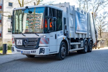 Rettungsdienst Bölgesi Hannover 'den turuncu Alman ambulansı, acil durum numarası 112, konut binası, Hannover, Almanya' da bölgesel acil tıbbi servis altyapısı - 17 Şubat 2026