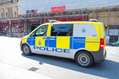 Rettungsdienst Bölgesi Hannover 'den turuncu Alman ambulansı, acil durum numarası 112, konut binası, Hannover, Almanya' da bölgesel acil tıbbi servis altyapısı - 17 Şubat 2026