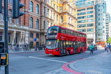 Rettungsdienst Bölgesi Hannover 'den turuncu Alman ambulansı, acil durum numarası 112, konut binası, Hannover, Almanya' da bölgesel acil tıbbi servis altyapısı - 17 Şubat 2026