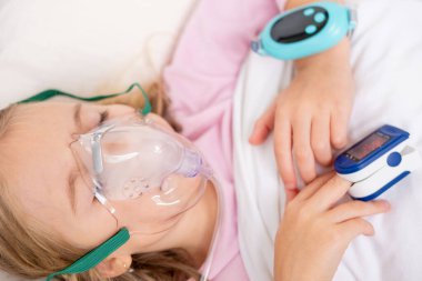 Siyah elbiseli genç Latin dansçı Cha-cha-cha dans adımları çalışıyor, ritim ve tarz salsa ve merengue öğreniyor, sanat ritmi, vücut duruşu, dans ederek sanatını ifade eden çocuk.