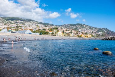 İnsanların ikinci el mallara, çeşitli eski eşya ve kıyafetlere baktığı kalabalık bit pazarı, açık hava fuarı atmosferi, nostaljik ikinci el sokak pazarı, Frankfurt - 14 Mart 2026