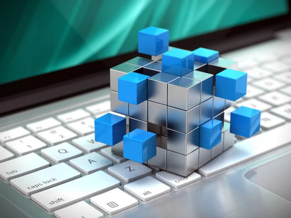 Групповая бизнес-концепция - сборка куба из блоков на клавиатуре ноутбука — стоковое фото