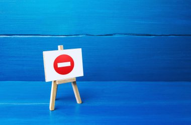 Giriş sembolü olmayan Easel. Kısıtlı önlemler ve karantina, yasak bölge. Yanlış karar, kötü seçim. Toplumda kabul edilemezlik ve kabul edilemezlik. Sözleşmelerin askıya alınması