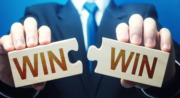 Uomo Che Tiene Due Puzzle Con Parole Win Win Una — Foto Stock