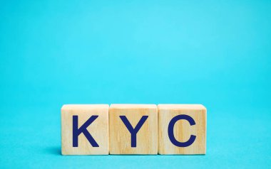 KYC sözcüğüyle tahta bloklar - Müşterini / Müşterini Tanımak. Bir iş ilişkisinin sürdürülebilirliğini, uygunluğunu ve risklerini doğrulayın. Rüşvet karşıtı uyumlu
