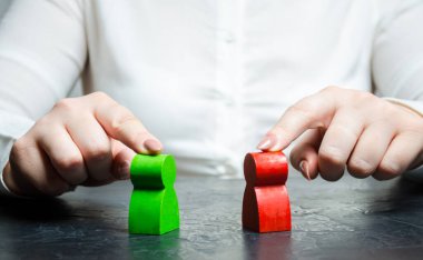 Kadın hakem insanlar arasındaki anlaşmazlığı inceliyor. Çıkar çatışması. Çözüm ve uzlaşma arayışı. Yumuşak tartışmalar. Mahkeme ve hukuk. - Adalet. Karar. Yasal destek