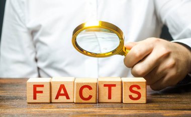 Adam blokları kelime gerçekleriyle büyüteçle inceliyor. Gerçekleri ve olası verileri kontrol ediyorum. Sahteleri ortaya çıkarmak ve karşı propaganda yapmak. Komplo, resmi bilgi kaynaklarına güvensizlik
