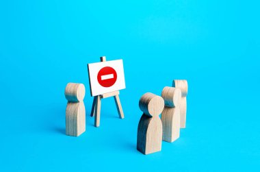 İnsan ve sehpanın üzerinde yasak işareti var. Haklara kısıtlamalar, kurallara kurallar. Yaptırımlar. Giriş yok. Kısıtlı önlemler, karantina, yasak bölge. Erişim eksikliği. Özgürlüklere kısıtlamalar