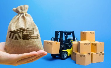 Para çantası, karton kutuları olan forklift. Ulaşım lojistik altyapısı, ithalat ve ihracat malları ve ürün teslimatı. Üretim, ulaşım, kargo deposu. Nakliye gemisi. perakende