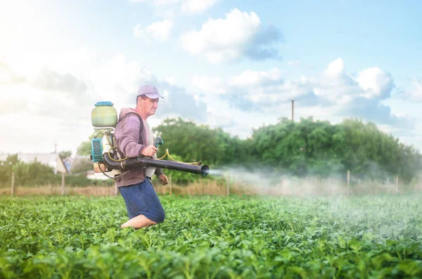 Agriculteur Mâle Avec Pulvérisateur Brouillard Traite Les Arbustes Pommes Terre — Photo