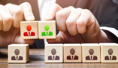 İş adamı takım için bir aday seçer. Liderlik ve personel yönetimi. Nitelikli profesyonel personel işe almak. Liderlik pozisyonlarındaki değişikliklere uyum sağlamak. İş ekibi oluşturma.