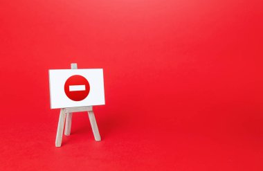 Giriş sembolü olmayan Easel. Harekat ve operasyon yasağı, yasak bölge. Yasak ve yaptırımlar. İzolasyon bölgesi ve karantina. Başarısız strateji. Erişilemezlik, tabu. Yanlış yön.