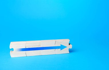 Mavi okla birleştirilmiş bulmaca. İşlemin devamı, daha fazla ilerleme. İlerleme, gelişim yönü. Kariyer gelişimi konsepti, terfi. Büyüme ve genişleme sağlanıyor.