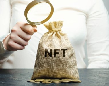 Para çantası NFT - ödenmez jeton. Dijital olarak temsil edilen ürün veya varlık. Dijital varlıkları ve sanatı açık artırmayla satmak. Engelleme teknolojisi. Para kazanma, kriptografik jetonlara yatırım
